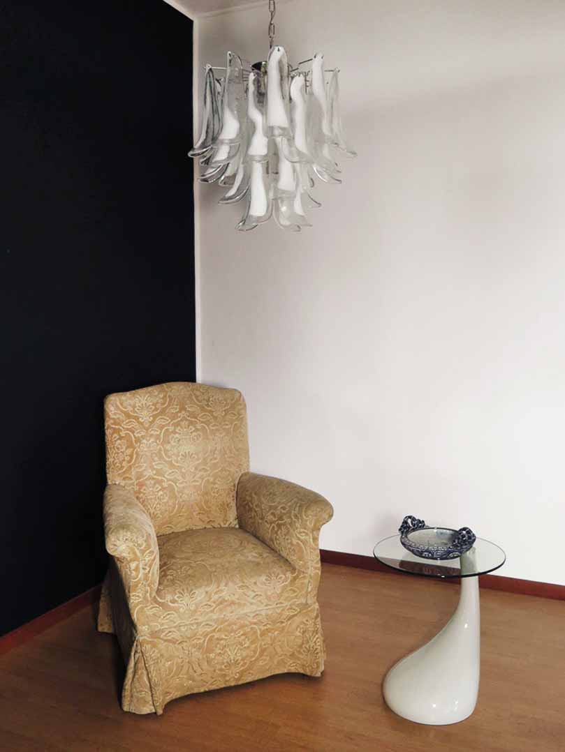 Anthesis Art Glass Chandelier – 26 Petals – White